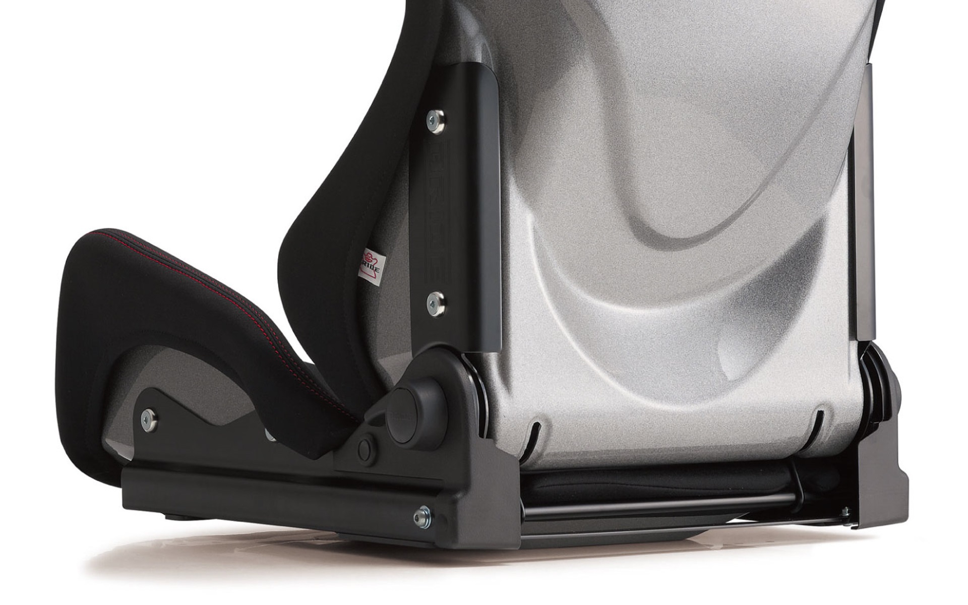 新設計のスチールフレームを採用