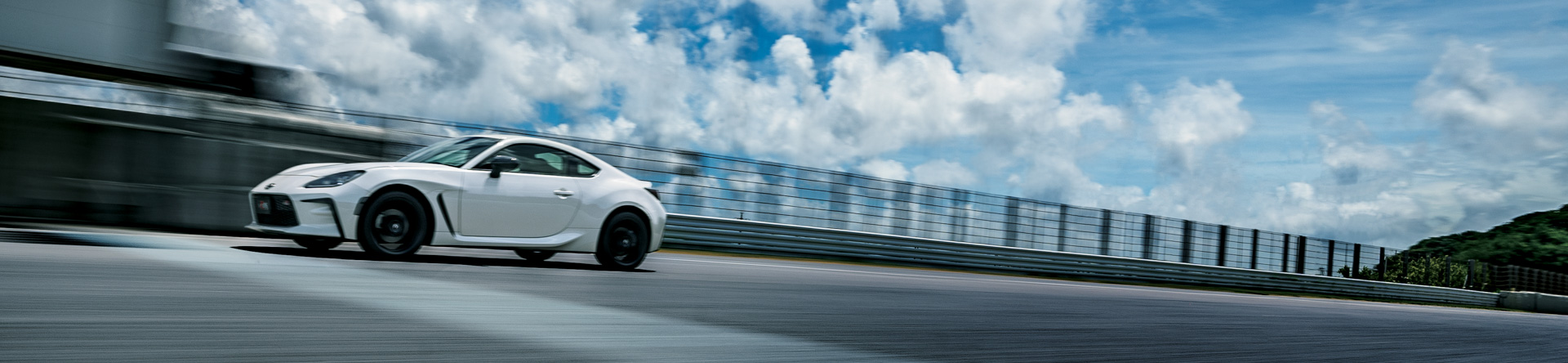 GR86は、スバルとの共同開発により誕生。2019年9月にスバルと「新たな業務資本提携」に合意し、新型BEV（バッテリ電気自動車）「TOYOTA bZ4X」の共同開発など、新たな領域での「もっといいクルマづくり」を加速させる一方、「スポーツカーのワクワク・ドキドキ、走る愉しさを守り続けたい」との思いを共にし、両社の個性を引き出したスポーツカーを共同開発した