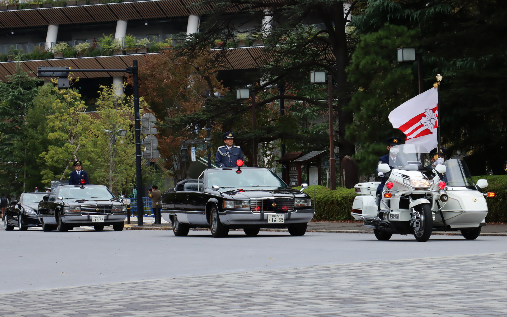 部隊査閲を終えて絵画館前に戻る大石吉彦警視総監（中央）