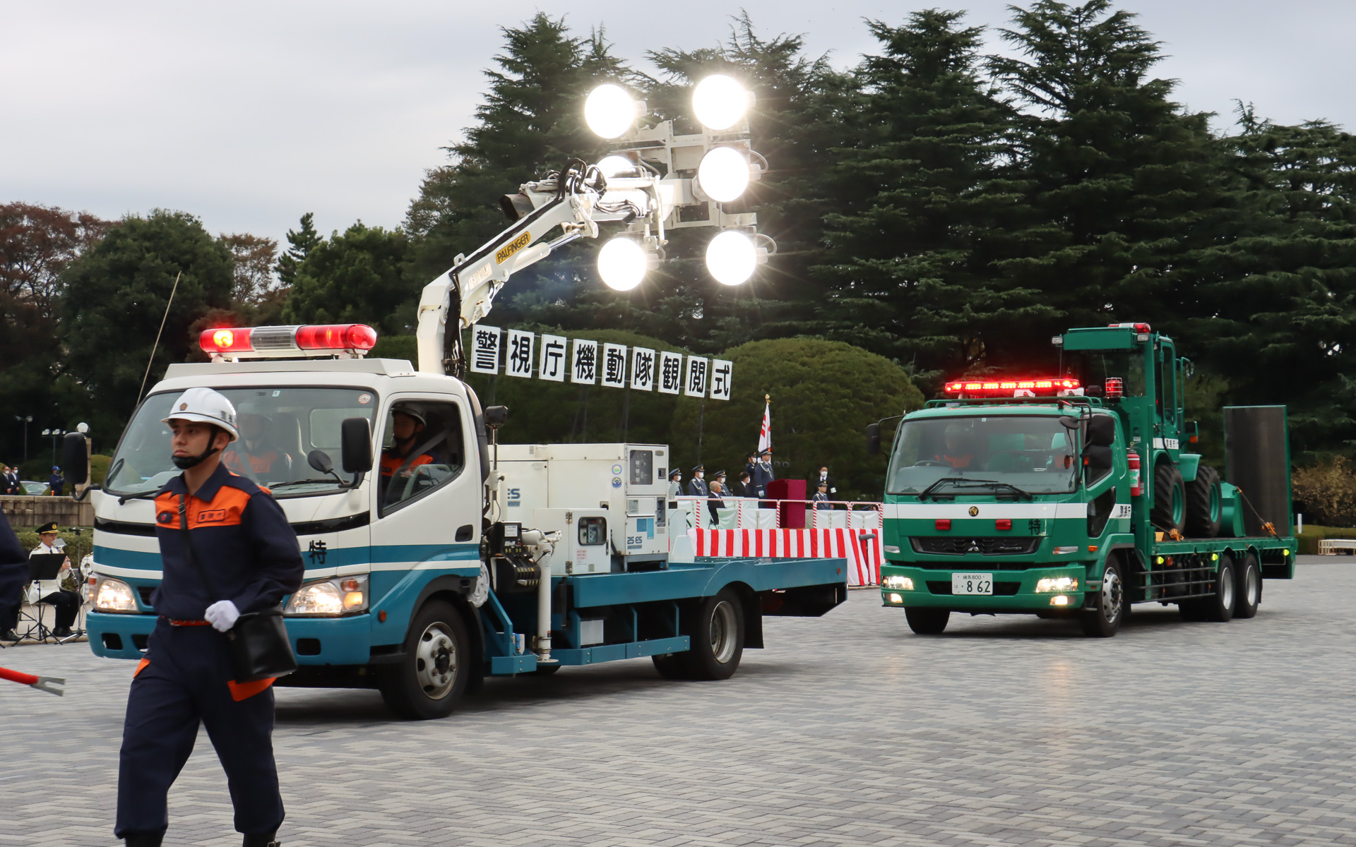 災害用投光車（左）と重機搬送車（右）