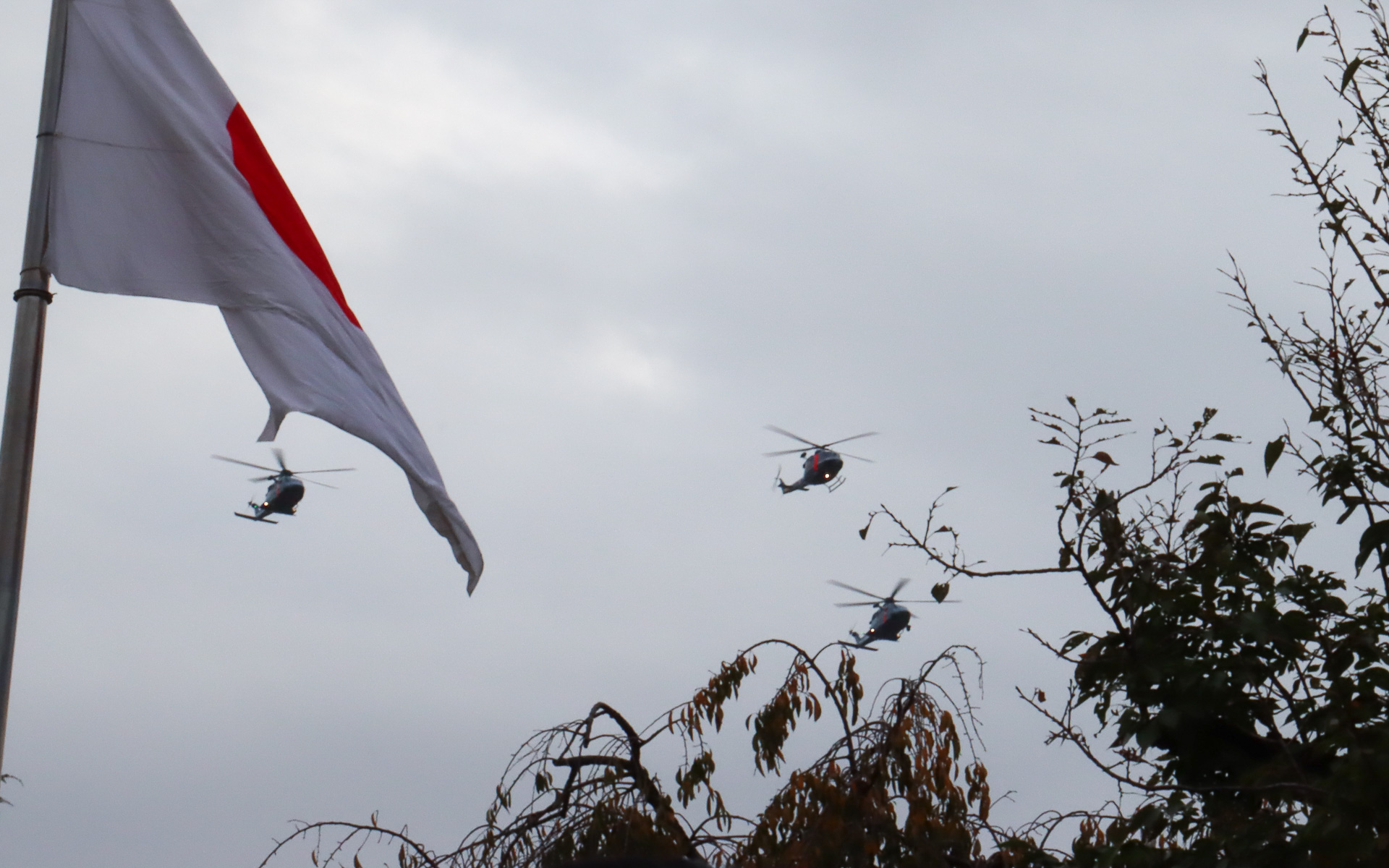 10月から警備部の所属となった航空隊のヘリコプター4機も上空を通過した