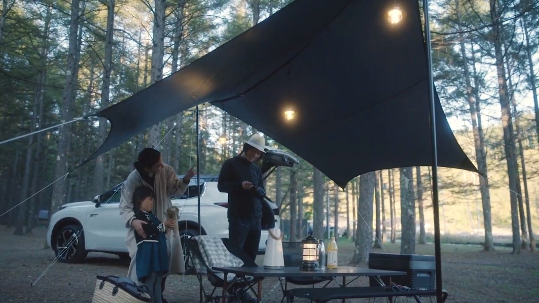 キャビンスペースがさらに広くなった新型アウトランダーPHEVはキャンプ道具もたっぷりと収納可能。給電機能で照明なども利用できる