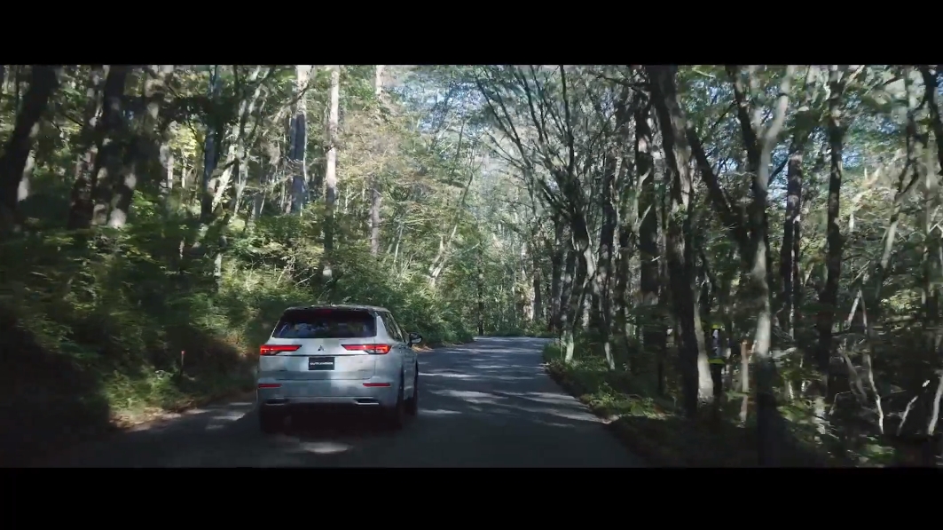 オンライン発表会の冒頭で流れた新型アウトランダーPHEVの走行ムービー