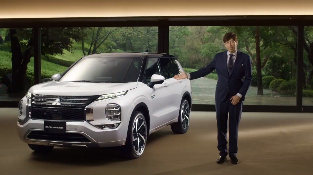 モータースポーツ実況でも知られるサッシャさんが司会を務めた新型アウトランダーPHEVオンライン発表会