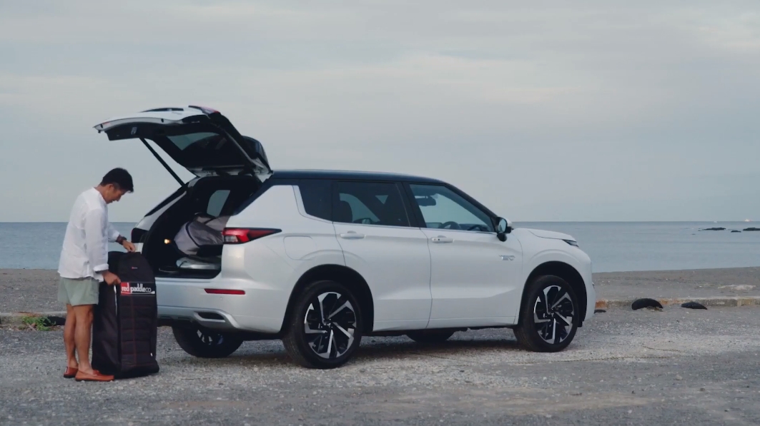 海に到着してから電動ポンプでインフレータブルボードを膨らませる際や、停電時の非常用電源としても外部給電機能は安心できる装備だと荒木さん