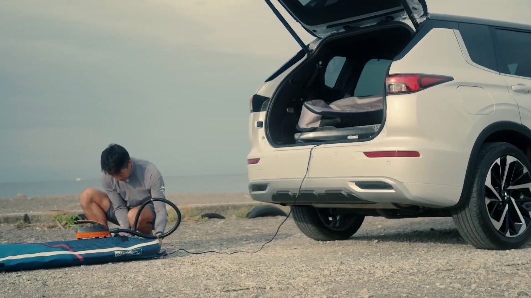 海に到着してから電動ポンプでインフレータブルボードを膨らませる際や、停電時の非常用電源としても外部給電機能は安心できる装備だと荒木さん