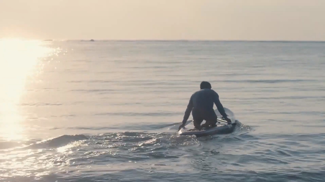 海に到着してから電動ポンプでインフレータブルボードを膨らませる際や、停電時の非常用電源としても外部給電機能は安心できる装備だと荒木さん