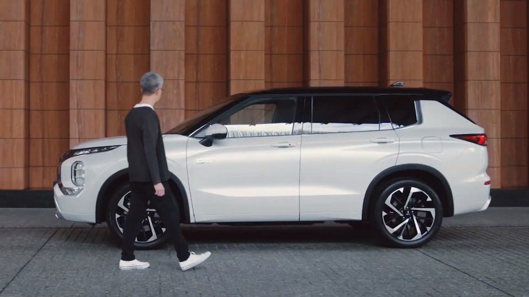 アウトランダーPHEVの外観について解説する鬼木さん