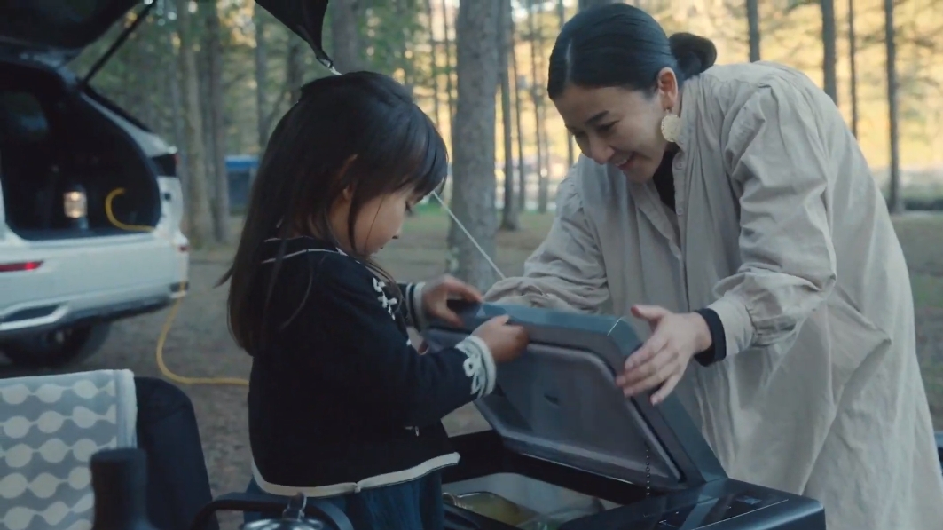 キャビンスペースがさらに広くなった新型アウトランダーPHEVはキャンプ道具もたっぷりと収納可能。給電機能で照明なども利用できる