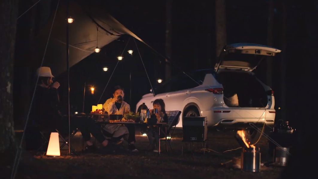 キャビンスペースがさらに広くなった新型アウトランダーPHEVはキャンプ道具もたっぷりと収納可能。給電機能で照明なども利用できる