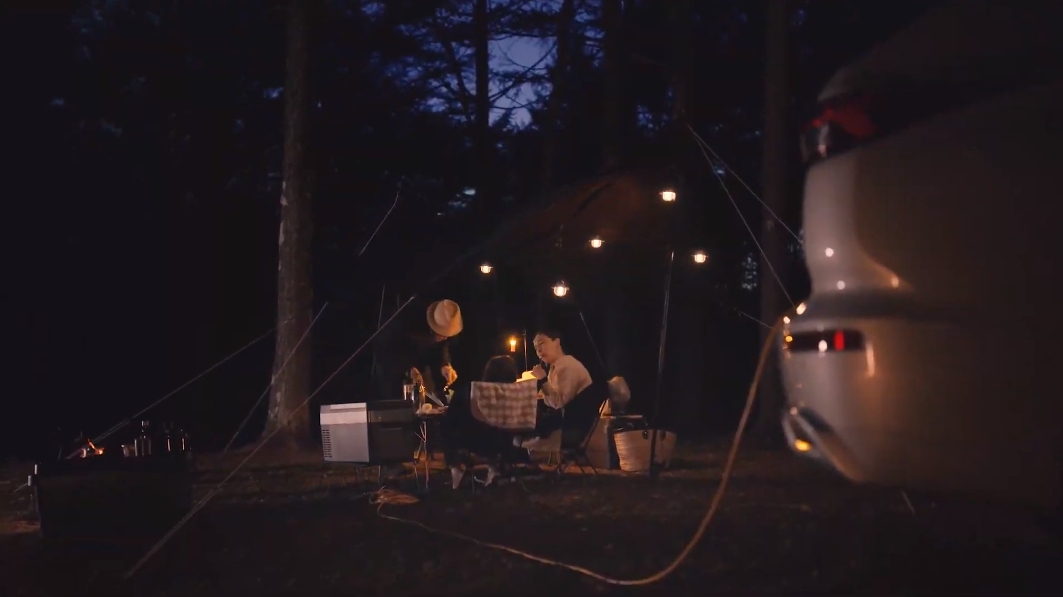 キャビンスペースがさらに広くなった新型アウトランダーPHEVはキャンプ道具もたっぷりと収納可能。給電機能で照明なども利用できる