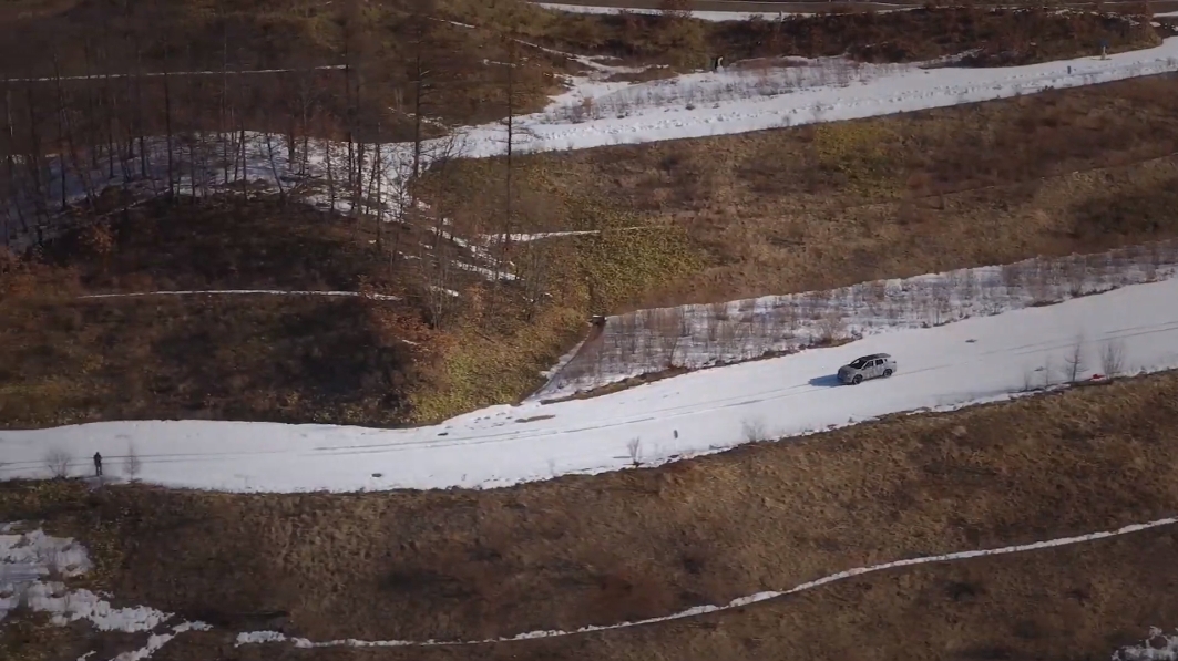 動画内では加藤氏がテストコース内で新型アウトランダーPHEVの開発車両を運転するシーンも披露された