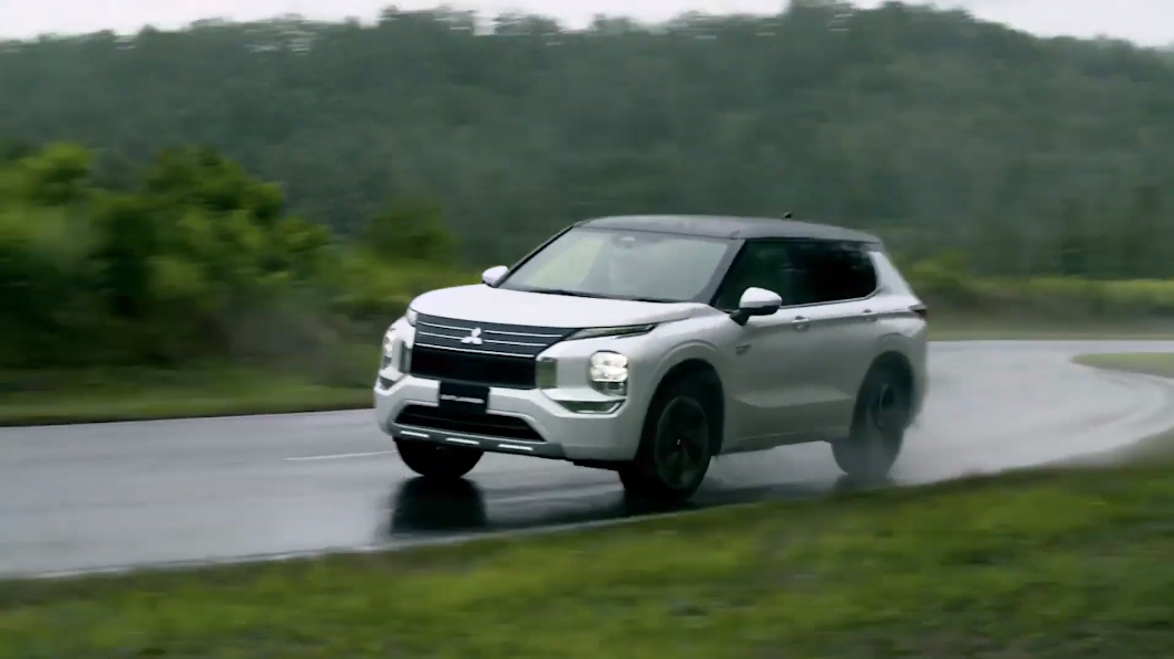 さまざまな路面で高い走行性能を発揮する点も新型アウトランダーPHEVの大きな魅力