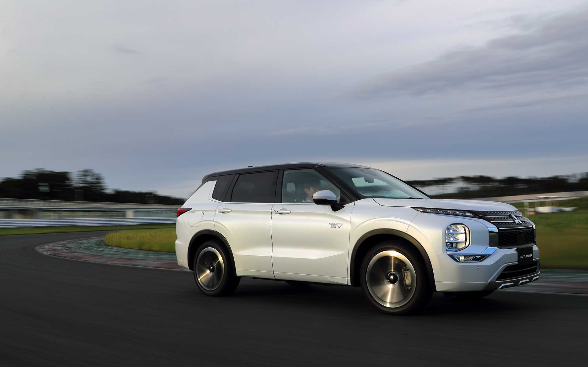 三菱自動車のフラグシップモデル、新型「アウトランダーPHEV」