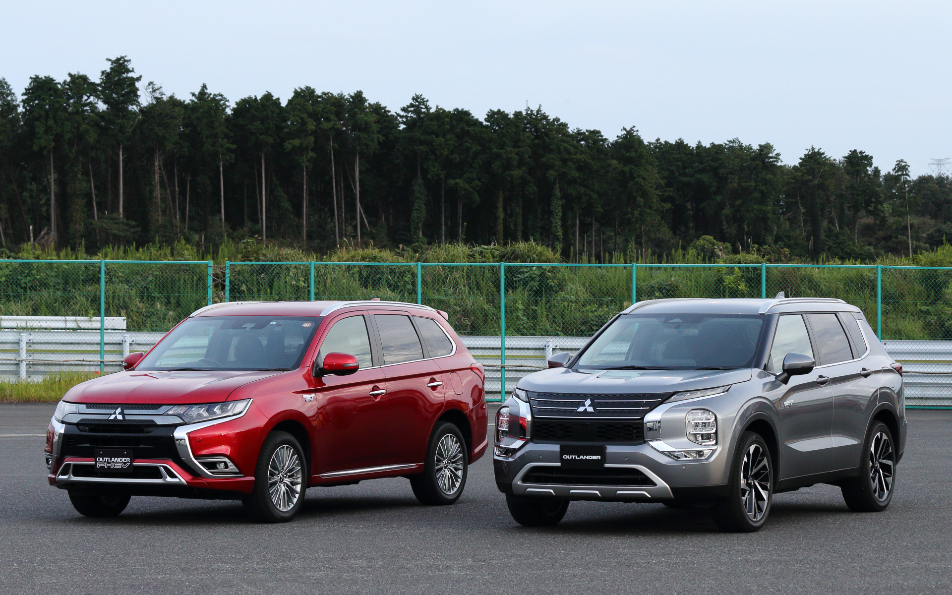 先代アウトランダーPHEV（左）と新型アウトランダーPHEV（右）