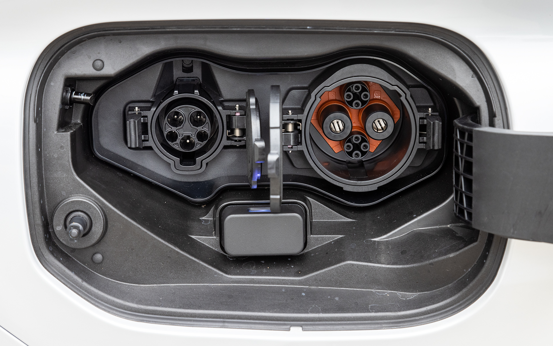 ボディ右サイドに充電用リッドを設定。普通充電で満充電まで約7.5時間、急速充電で80％充電まで約38分とアナウンスされている