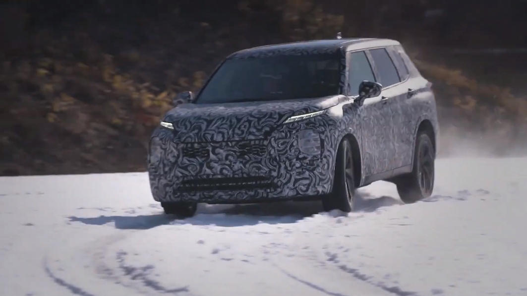 オンラインの発表会では、加藤社長が新型アウトランダーPHEVのステアリングを握って走る姿も