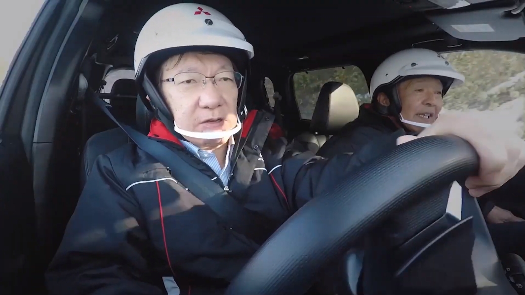 オンラインの発表会では、加藤社長が新型アウトランダーPHEVのステアリングを握って走る姿も