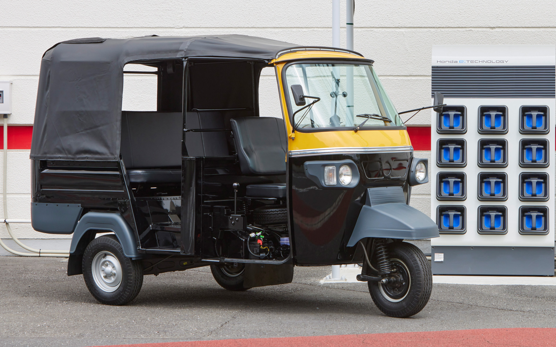 Honda Mobile Power Pack Exchanger e:（量産予定機）とE-AUTOリキシャ