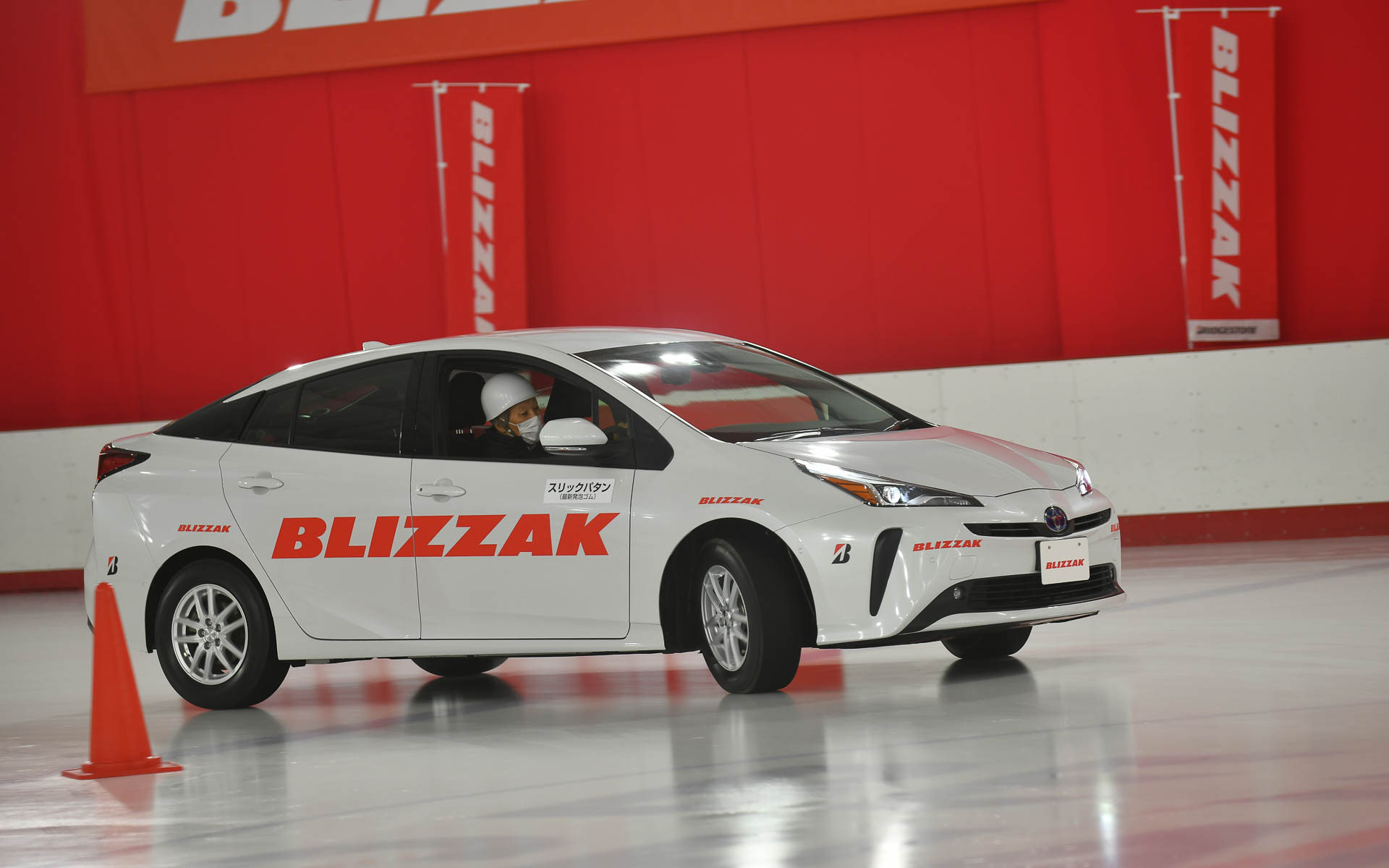 VRX3でのコーナリング。グリップするのでコーナリング速度も速く、舵角も大きくなっています