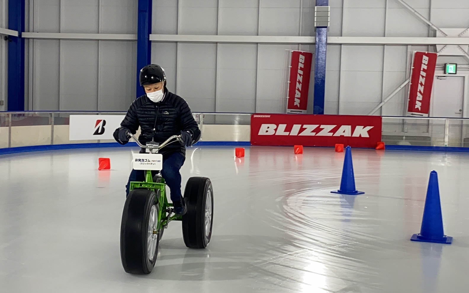 スケートリンクでの三輪車漕ぎ漕ぎ。VRX3のゴムはグリップするので意外と疲れる。こちらの写真は非発泡ゴムを履いているので軽く漕げます。グリップしないけど。