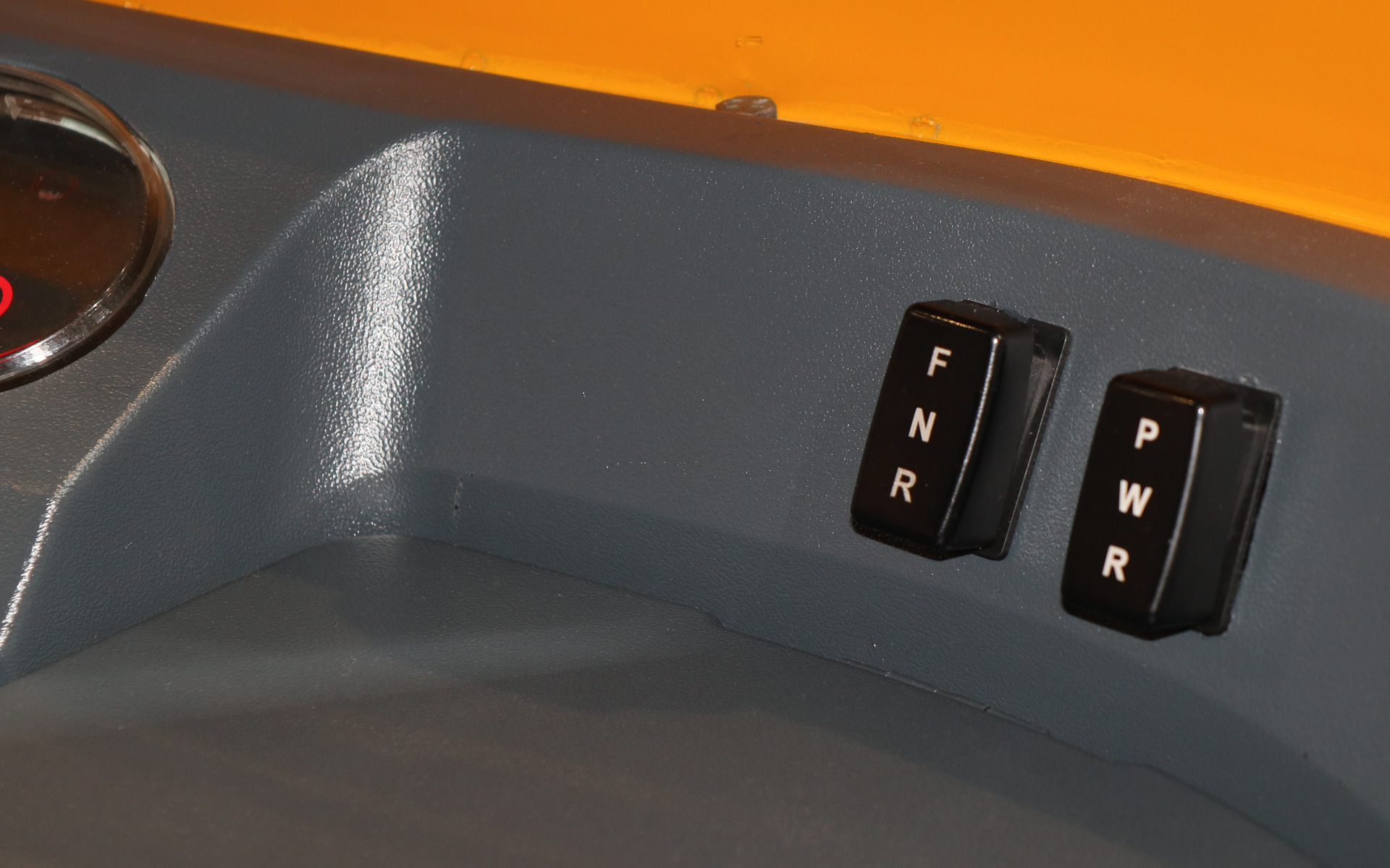 インパネ右側に前進、後退などを切り替えるスイッチをレイアウト