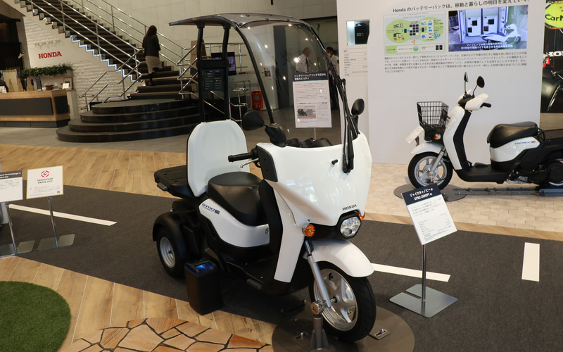 ホンダウエルカムプラザ青山でインドの電動3輪タクシー「E-AUTOリキシャ」公開 バッテリパック搭載製品を展示 - Car Watch