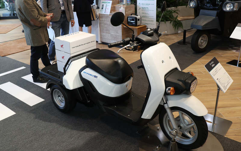 ホンダウエルカムプラザ青山でインドの電動3輪タクシー「E-AUTOリキシャ」公開 バッテリパック搭載製品を展示 - Car Watch