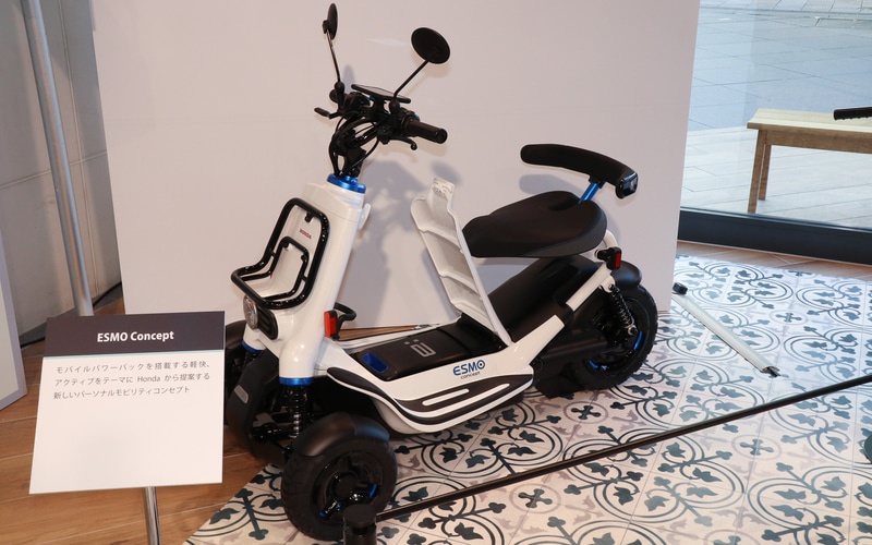 ホンダウエルカムプラザ青山でインドの電動3輪タクシー「E-AUTOリキシャ」公開 バッテリパック搭載製品を展示 - Car Watch