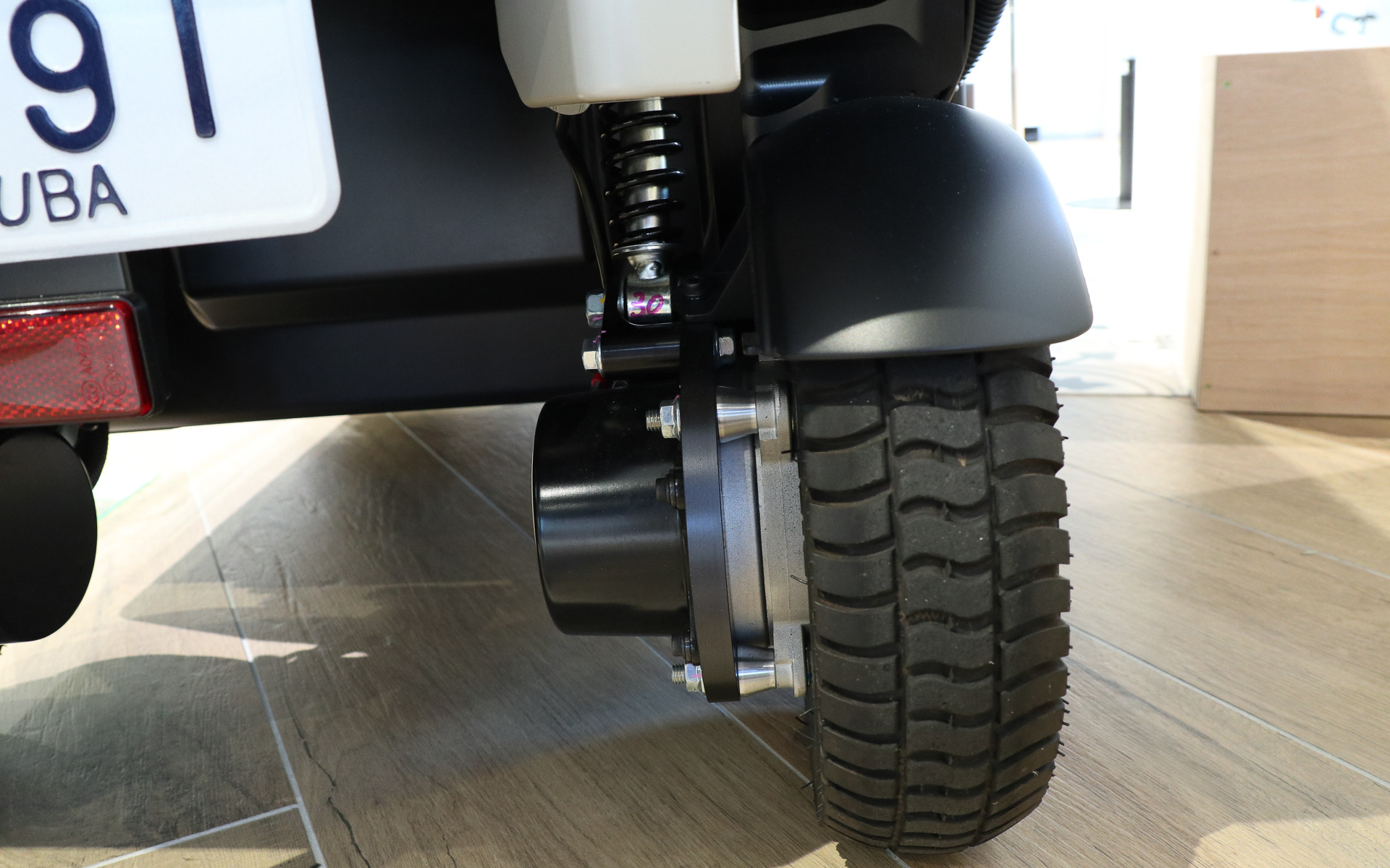 4輪すべてにインホイールモータを備え、タイヤが90度近くまで切れることから真横に移動することも可能とのこと