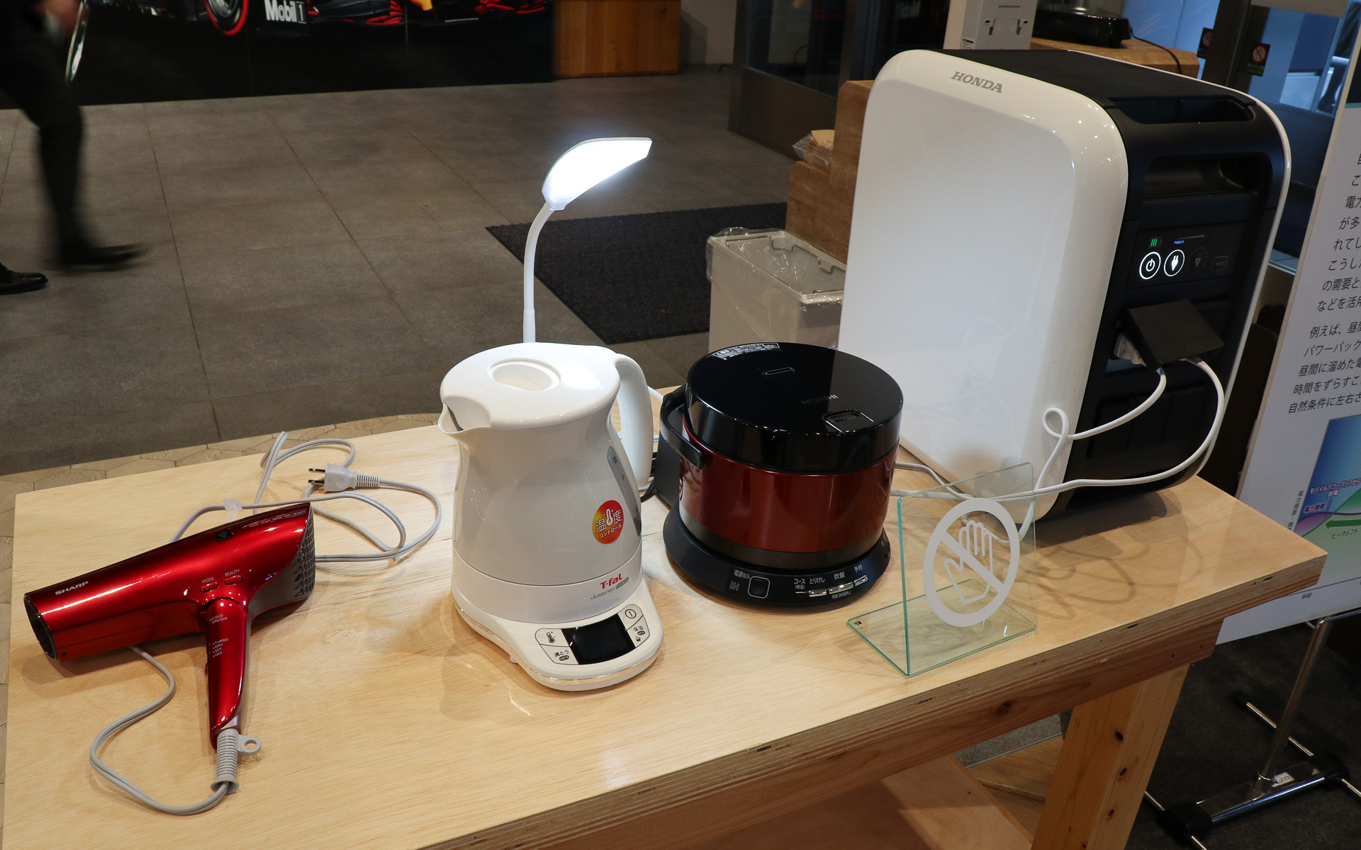 モバイルパワーパックを1個搭載して1500Wの定格出力を発揮。炊飯器やヘアドライヤーといった負荷の高い家電製品にも対応する