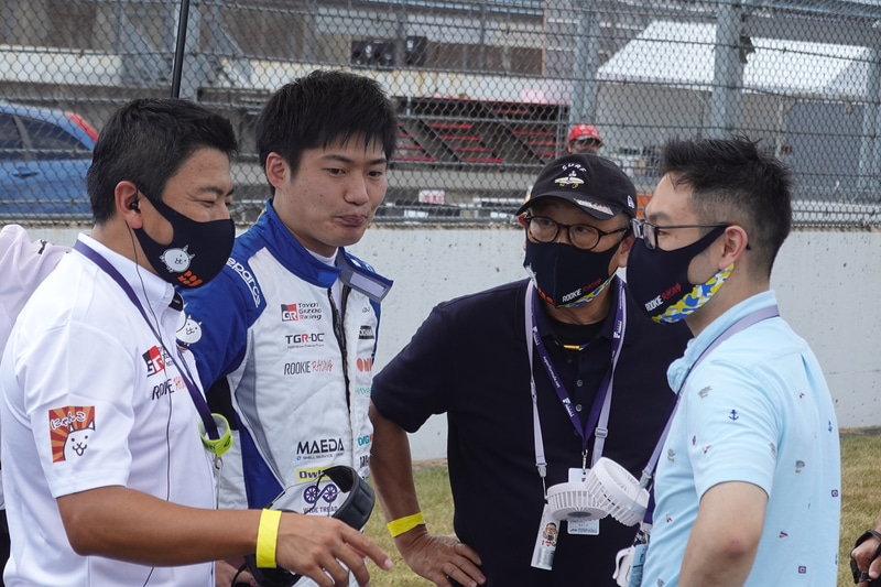 自身がオーナーを務めるルーキーレーシングと打ち合わせる豊田章男社長ではなく、豊田章男オーナー（中央右）。世界最大級の自動車会社の社長は、モータースポーツが大好きなカーガイでもある