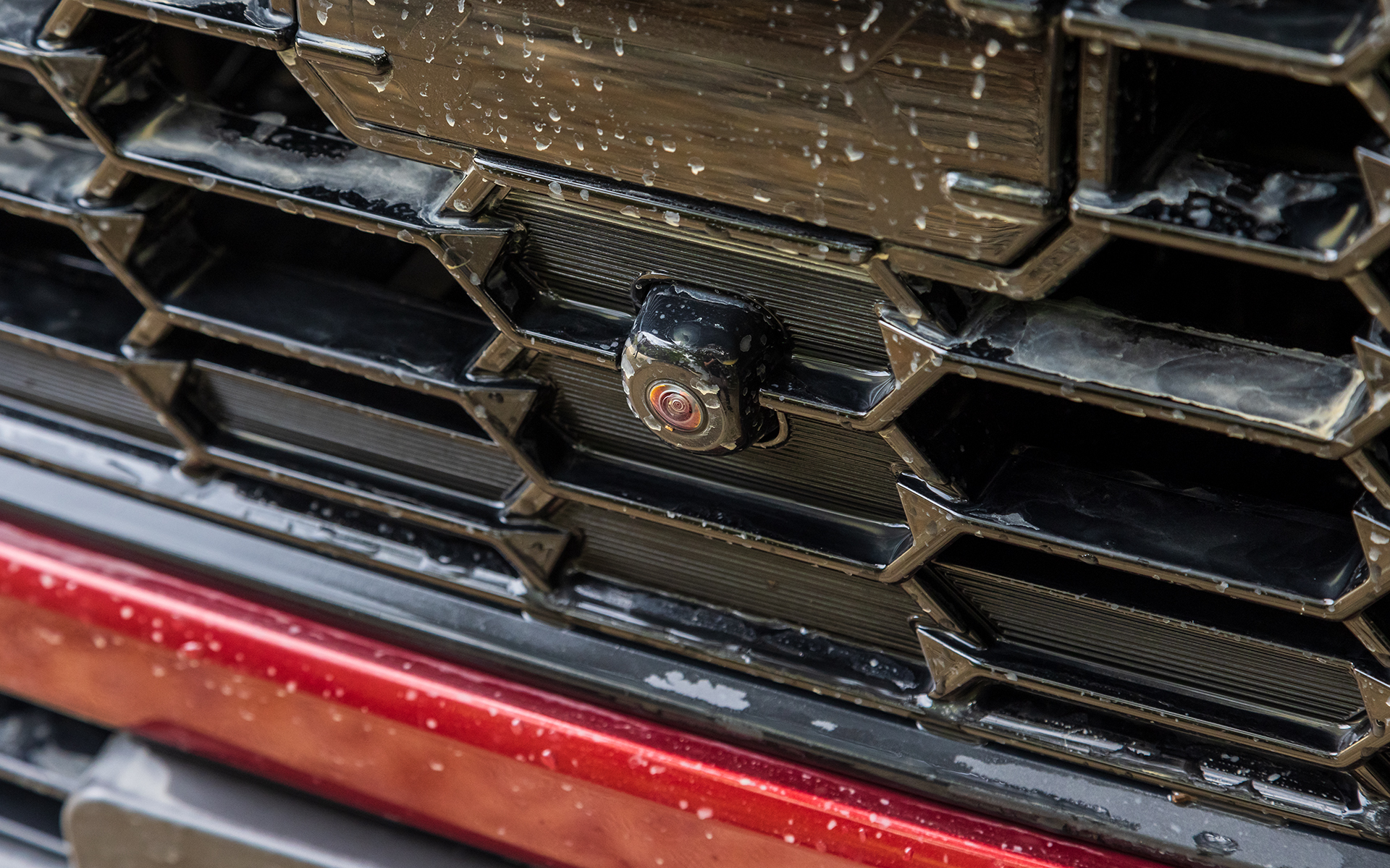 フロントノーズの左右のドアミラー、リアハッチの4か所に設置されたカメラでドライバーの死角になりやすい車両周辺や路面状況をモニターに映し出す「マルチテレインモニター」