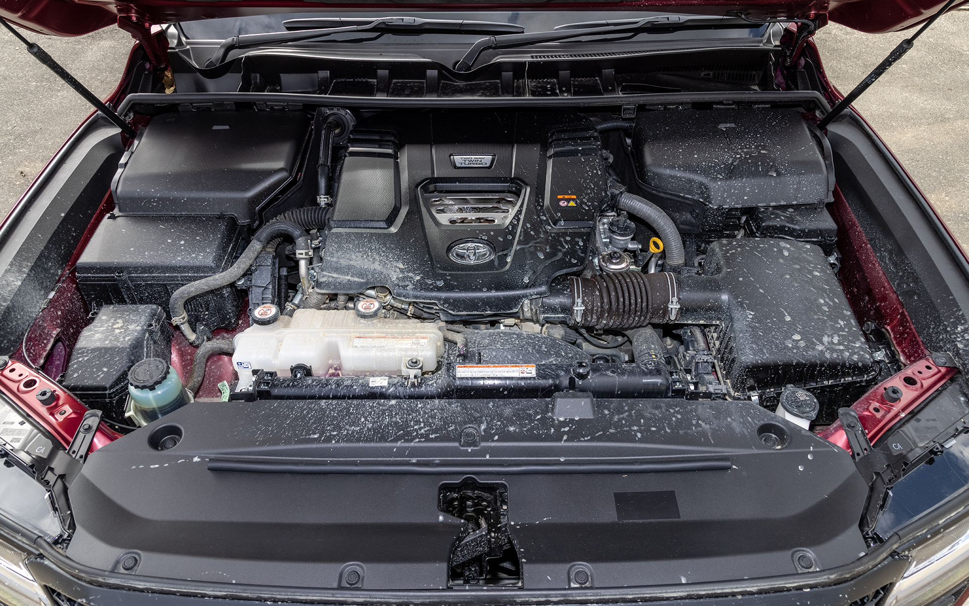 最高出力227kW（309PS）/4000rpm、最大トルク700Nm（71.4kgfm）/1600-2600rpmを発生するV型6気筒3.3リッターディーゼルツインターボ「F33A-FTV」型エンジン