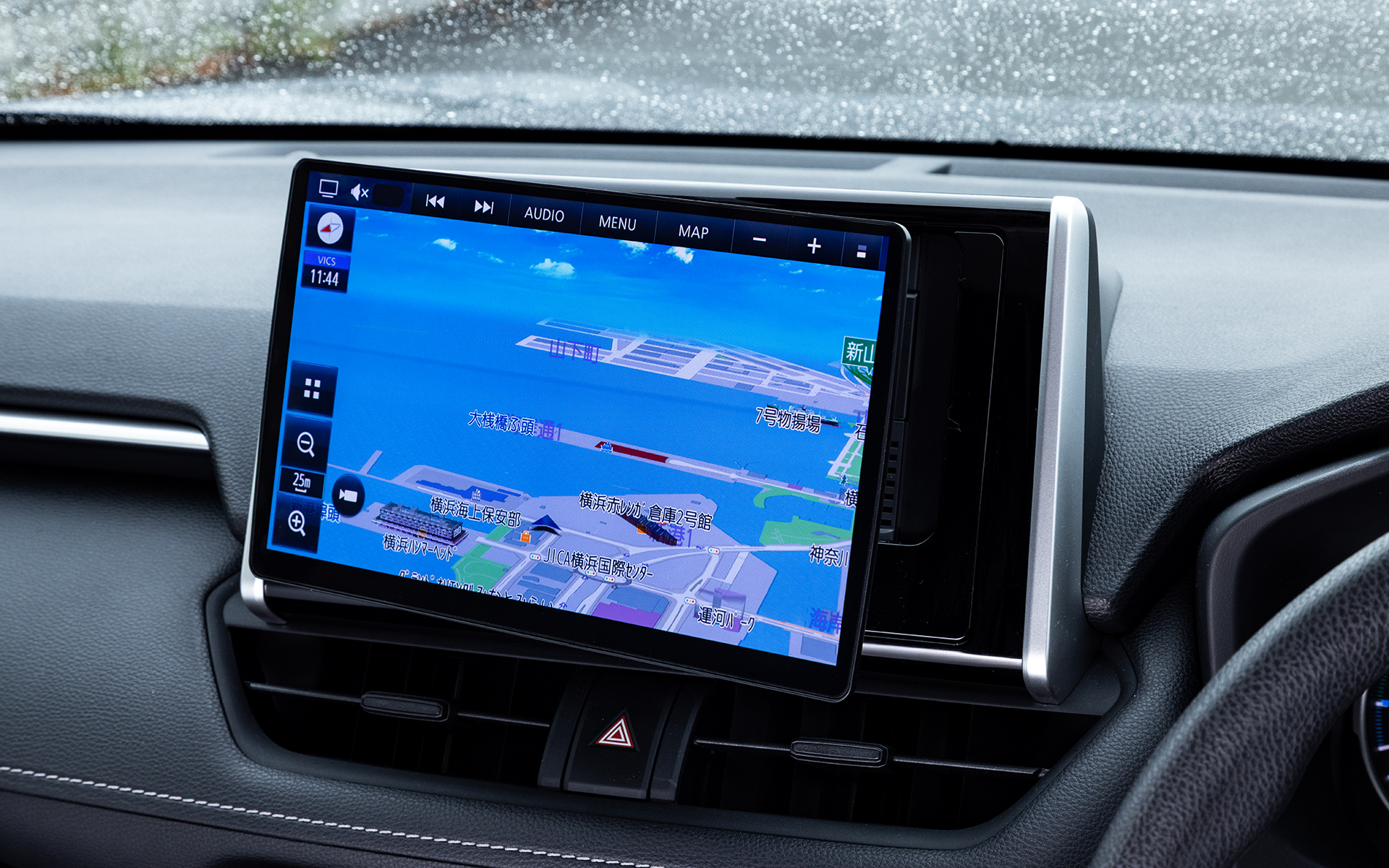 左右にスイングした時の見え方の違い。数字以上に角度が付く印象だが有機ELディスプレイならではの視野角の広さで見栄えはそのまま