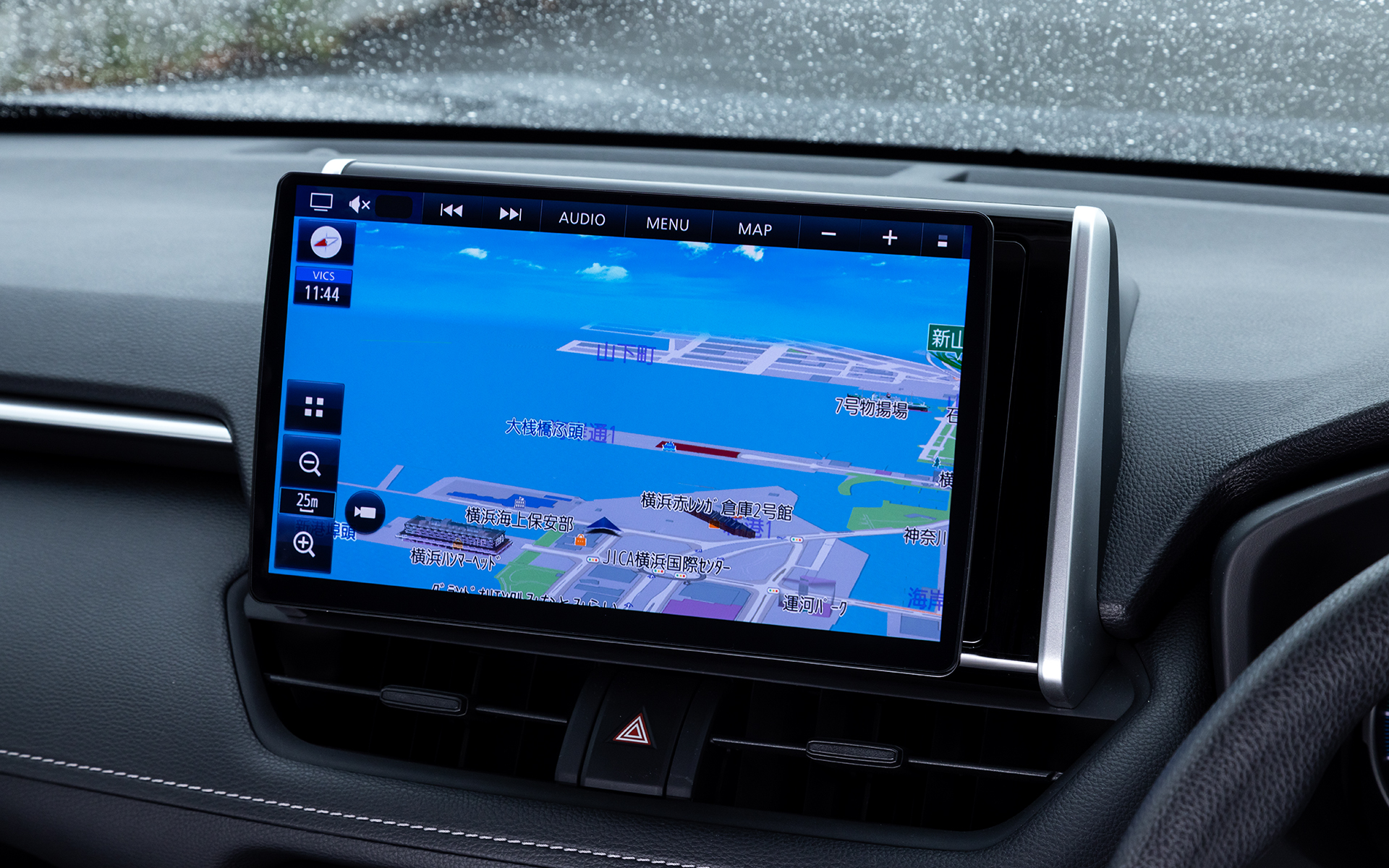 左右にスイングした時の見え方の違い。数字以上に角度が付く印象だが有機ELディスプレイならではの視野角の広さで見栄えはそのまま