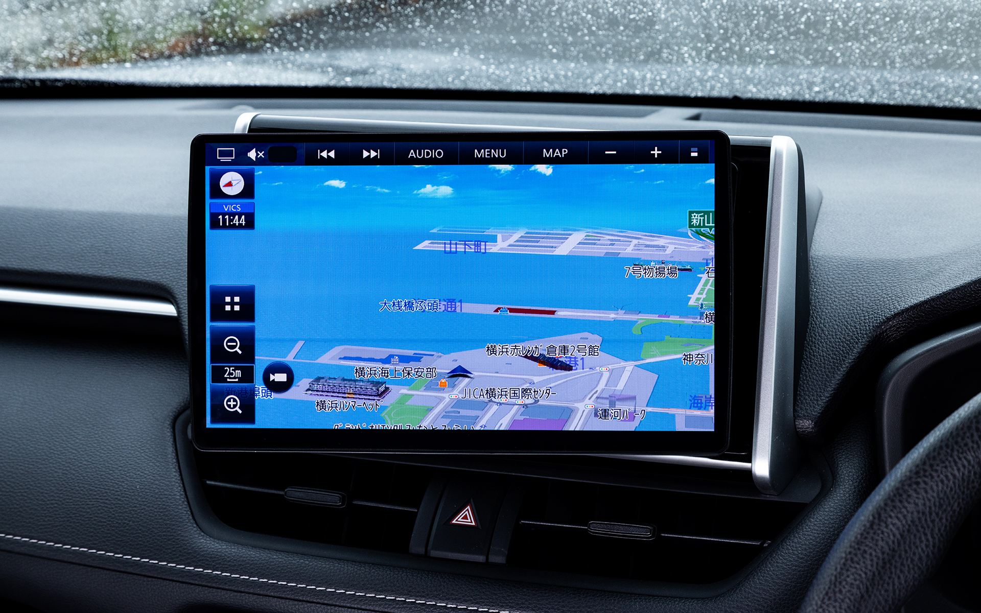 左右にスイングした時の見え方の違い。数字以上に角度が付く印象だが有機ELディスプレイならではの視野角の広さで見栄えはそのまま