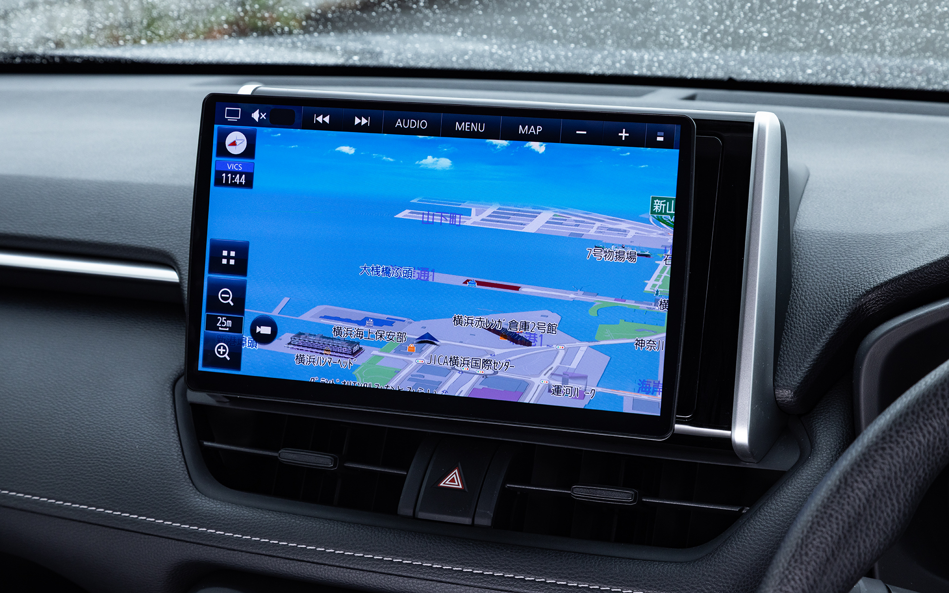 背面のロックレバーを解除することで高さも変更可能