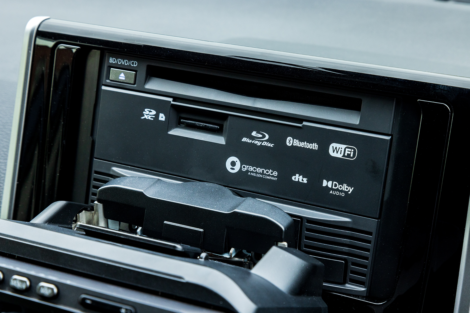 ディスプレイを手前に倒すことでBlu-rayドライブやSDカードスロットにアクセスできる