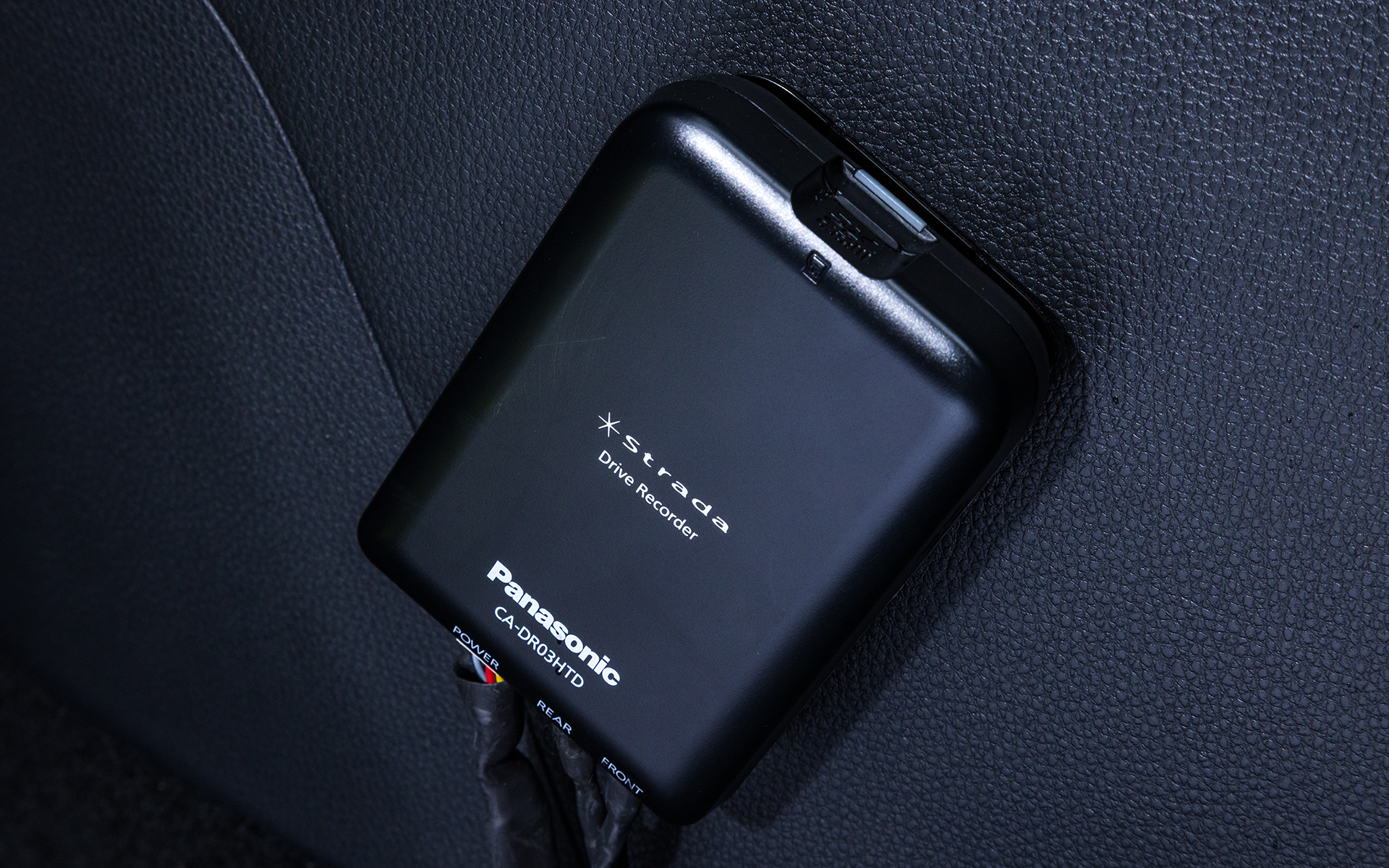 ナビ連動型ドライブレコーダーをオプション設定。2カメラタイプのCA－DR03HTDでも本体はコンパクトだ