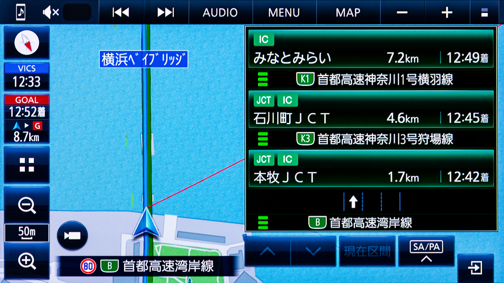 高速道路では右側にICやJCT、SAなどを文字表示。距離や予想到着時間も表示