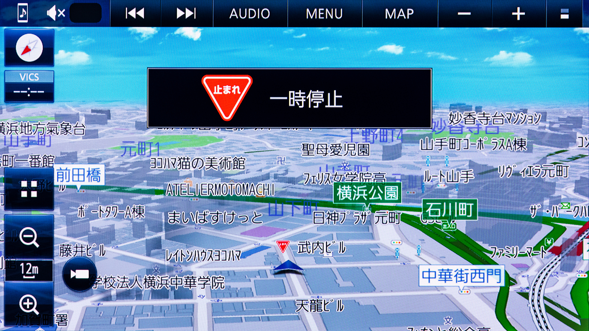注意喚起の標識情報。不必要な場合はストラーダチューンのガイダンス項目で拡大表示をオフにすることができる