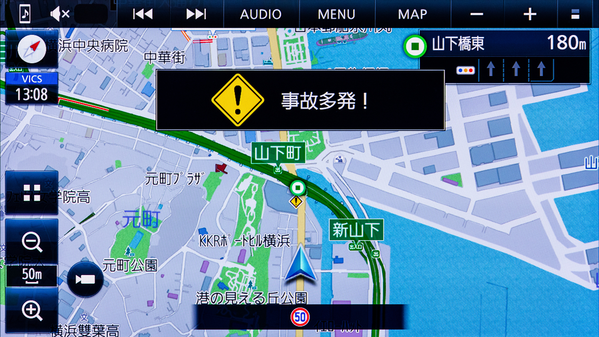 注意喚起の標識情報。不必要な場合はストラーダチューンのガイダンス項目で拡大表示をオフにすることができる