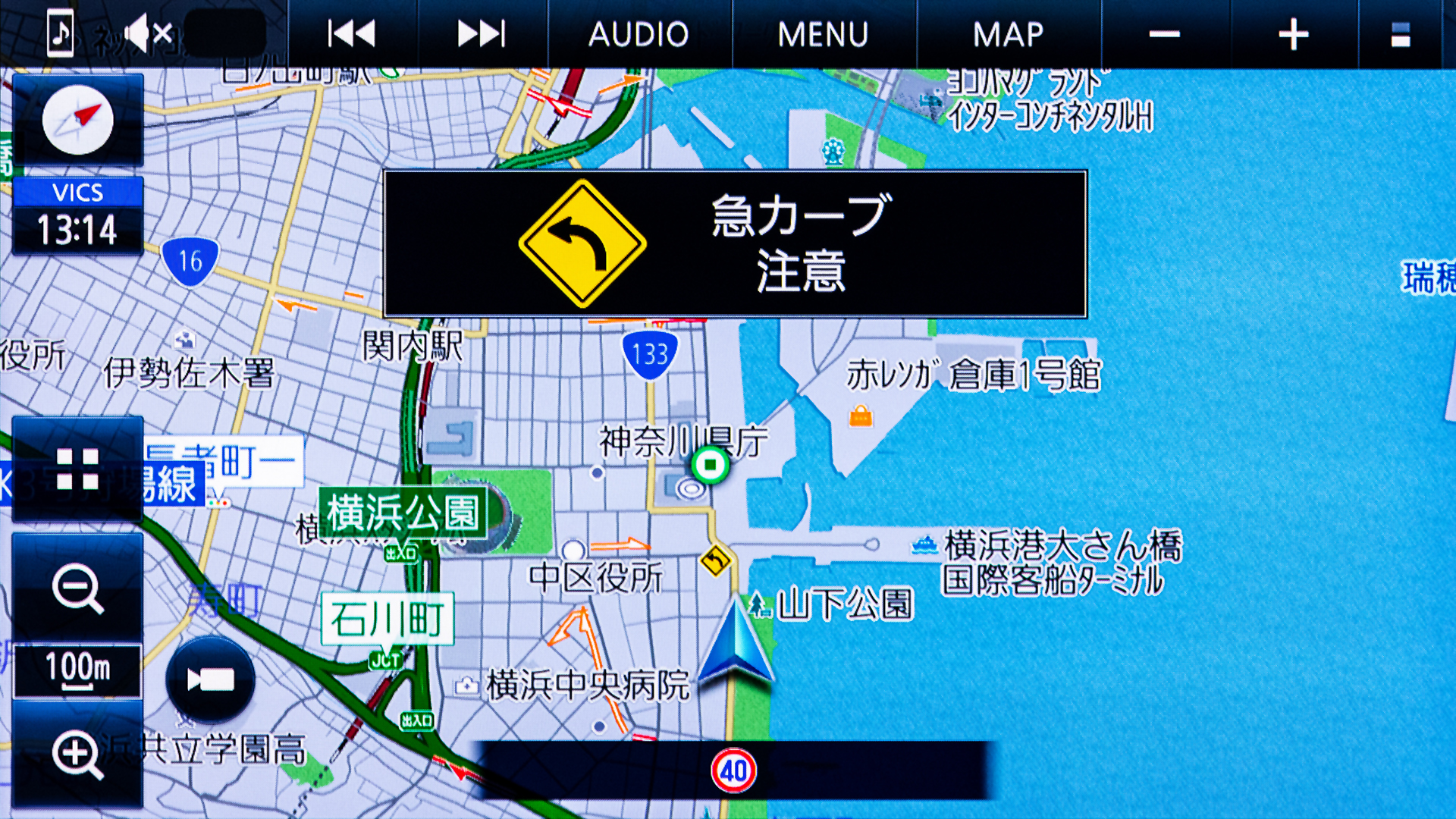 注意喚起の標識情報。不必要な場合はストラーダチューンのガイダンス項目で拡大表示をオフにすることができる