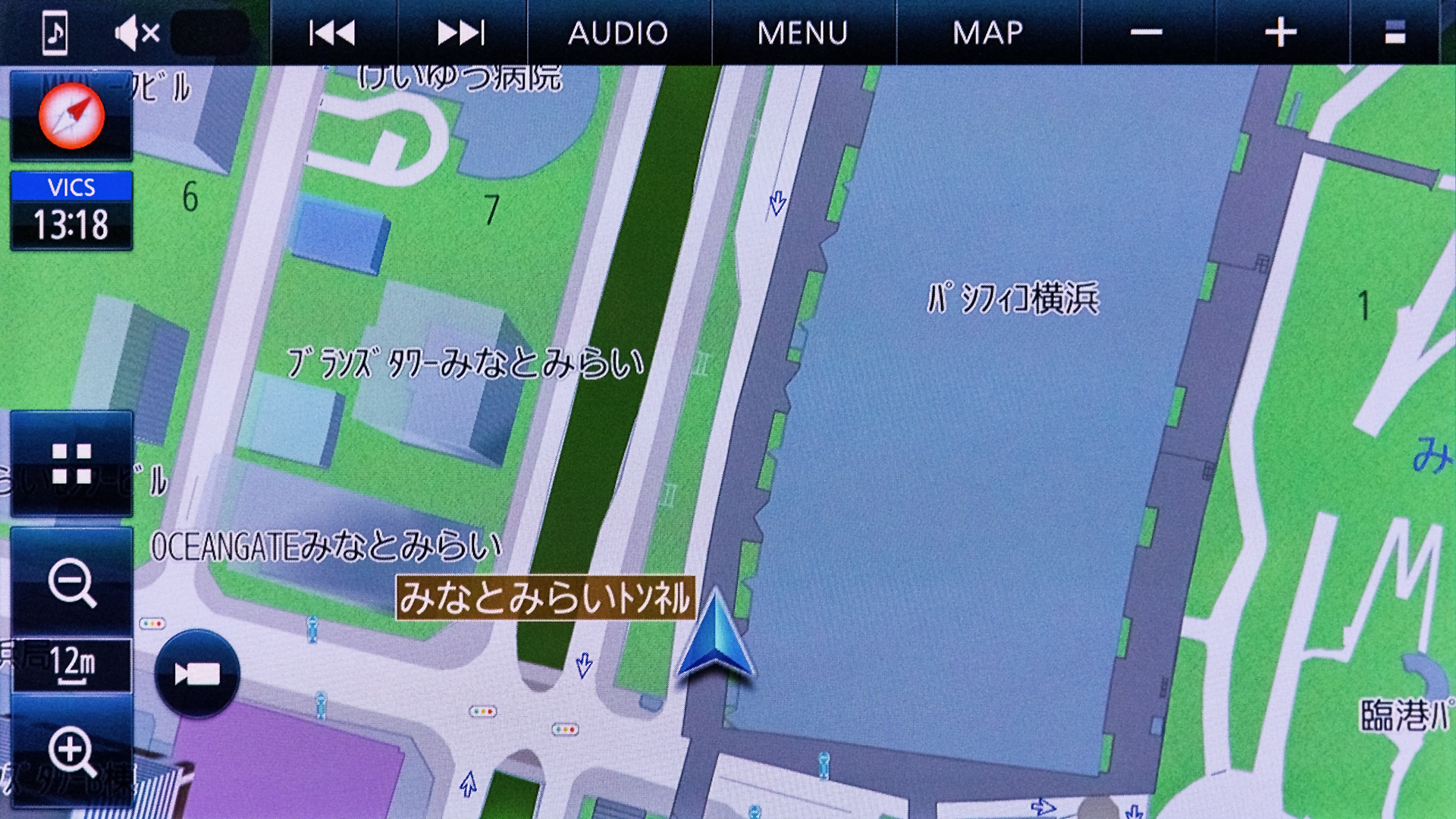 周囲の道路にマッチングすることなく自車位置を表示。出口もピッタリ