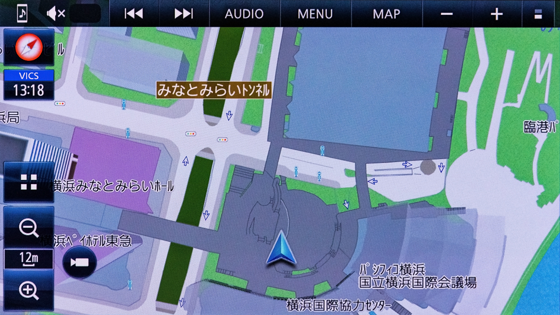 周囲の道路にマッチングすることなく自車位置を表示。出口もピッタリ