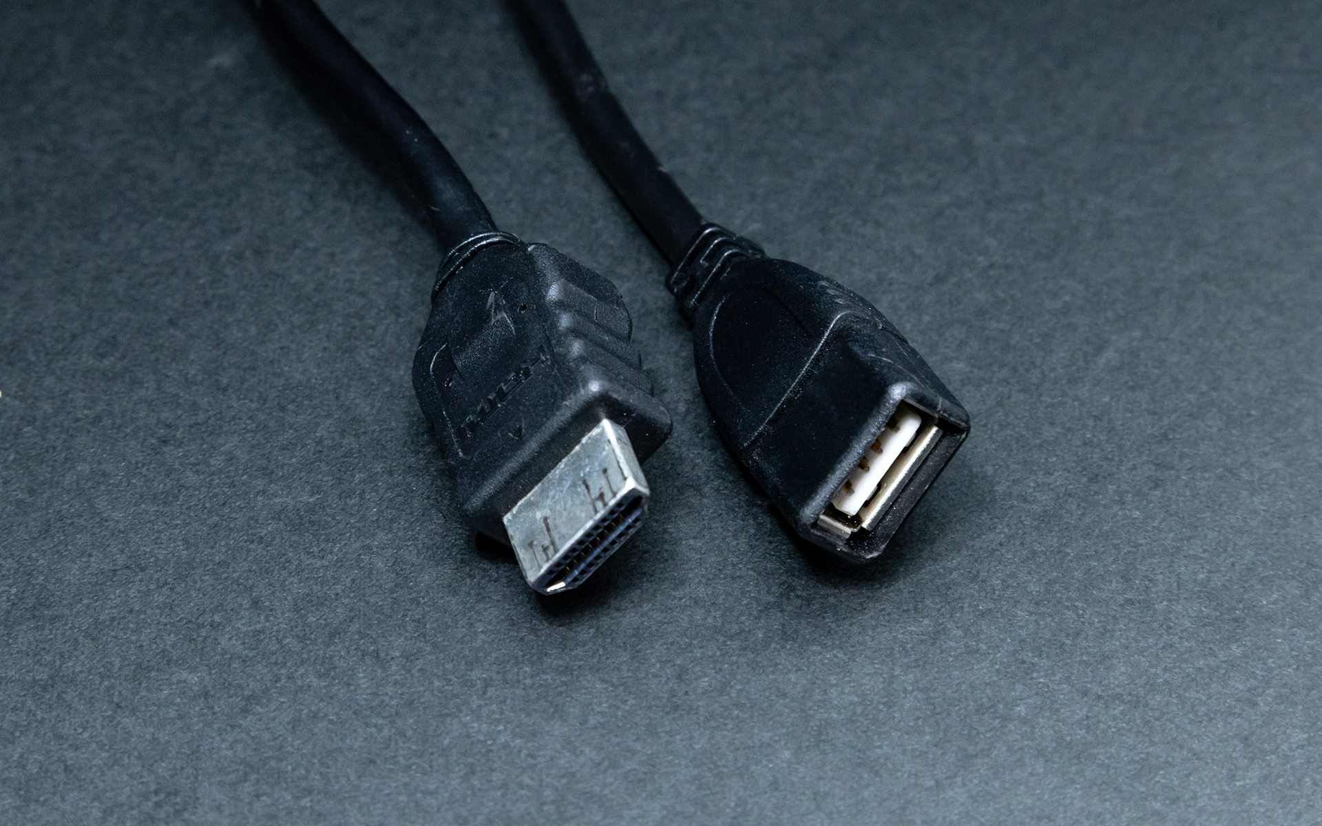 HDMI入出力端子とUSB端子を装備