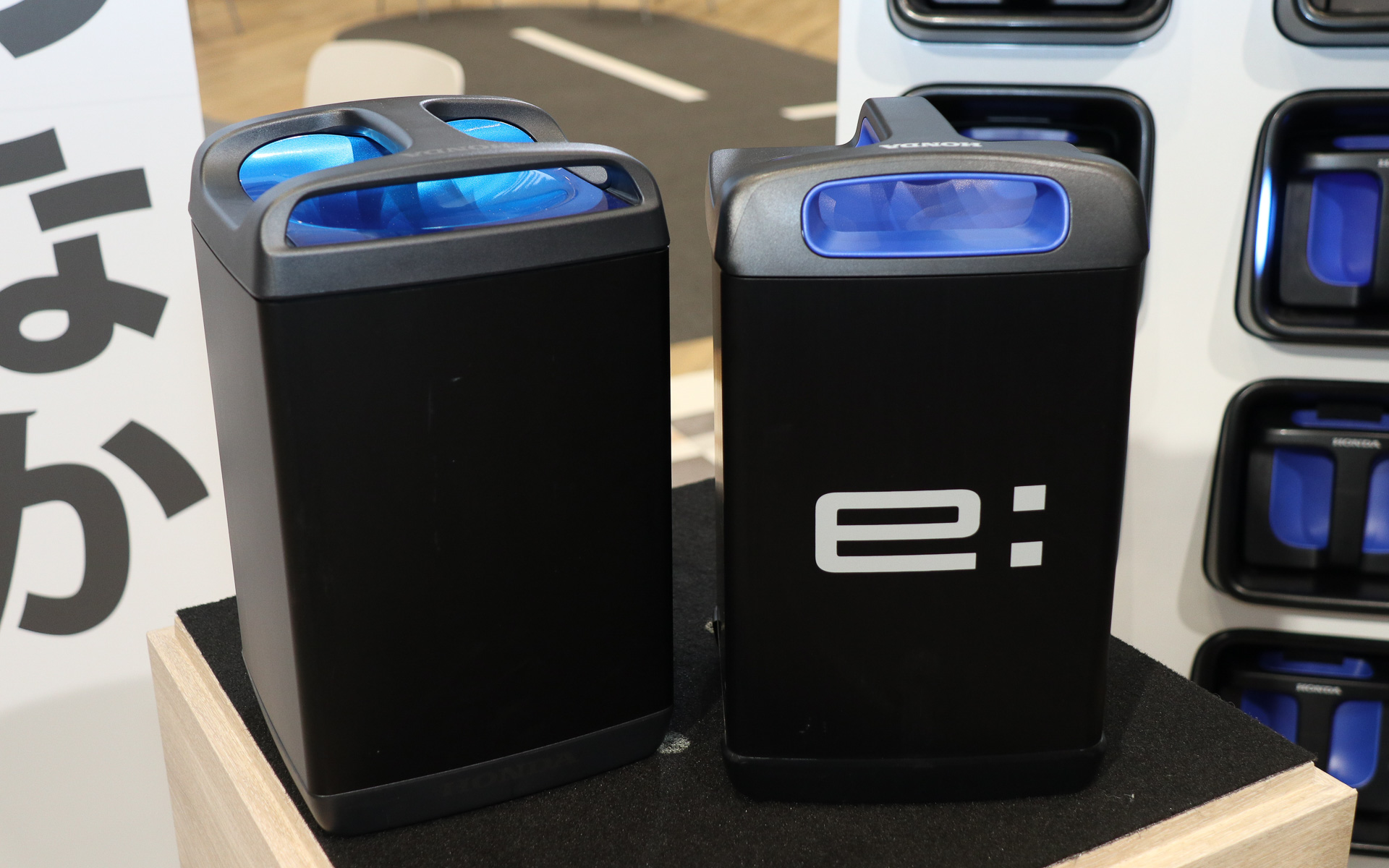 従来品で第1世代となる「モバイルパワーパック」（左）と、新たに登場した第2世代の「モバイルパワーパック e:」（右）