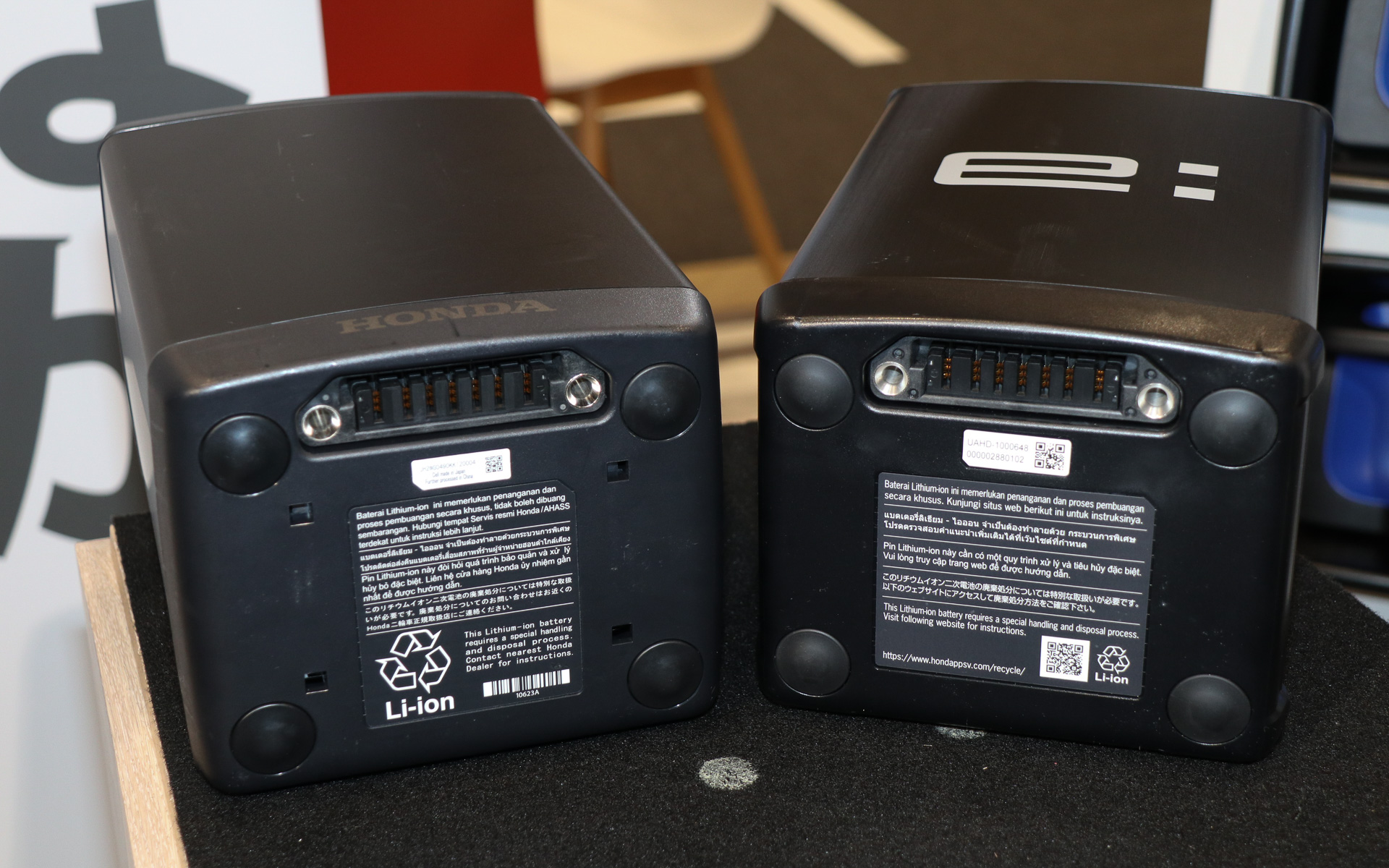 互換性を維持するため、基本的な本体サイズや底面の端子類などは変更していない