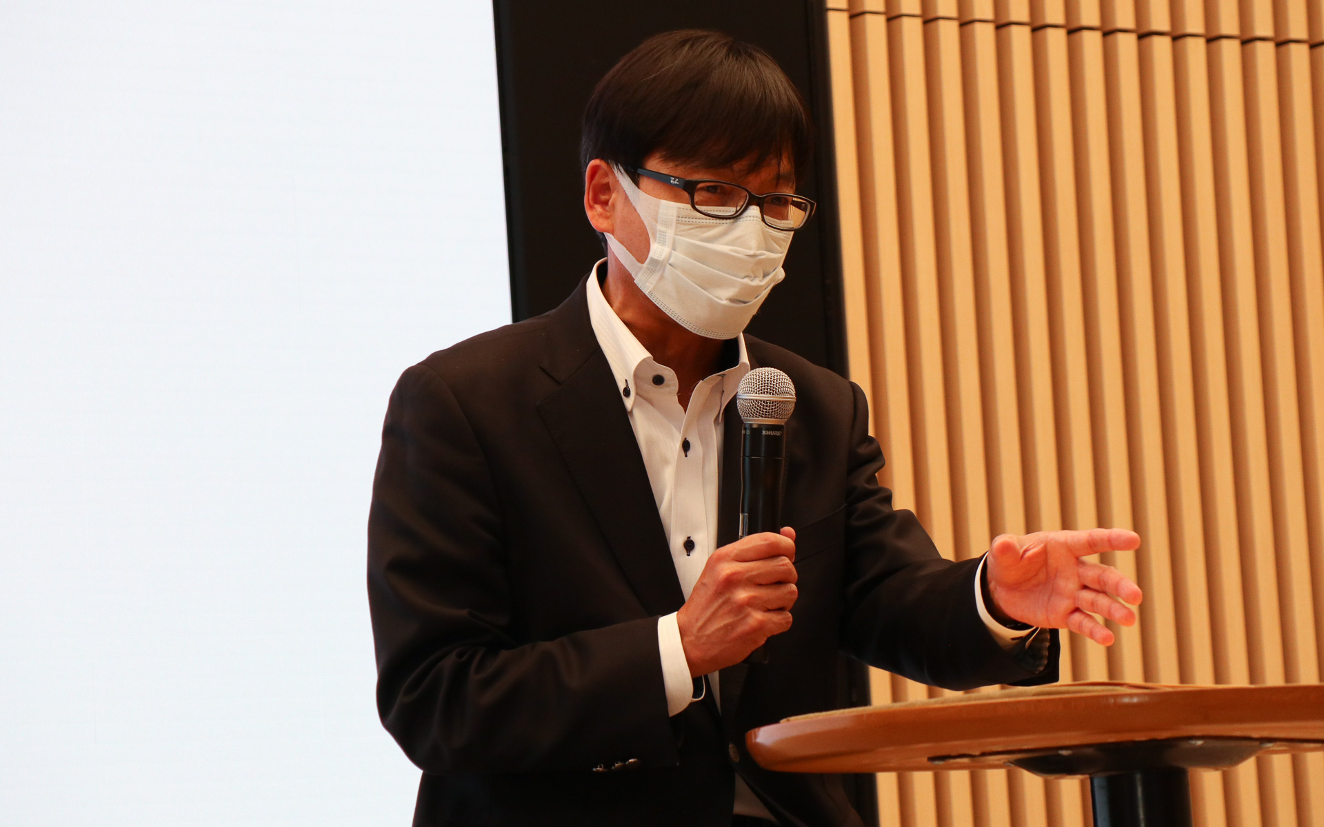 質疑応答で回答する岩田氏